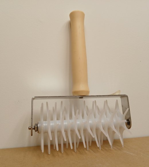 12.5cm Plastic Roller Docker with Ergonomic Handle